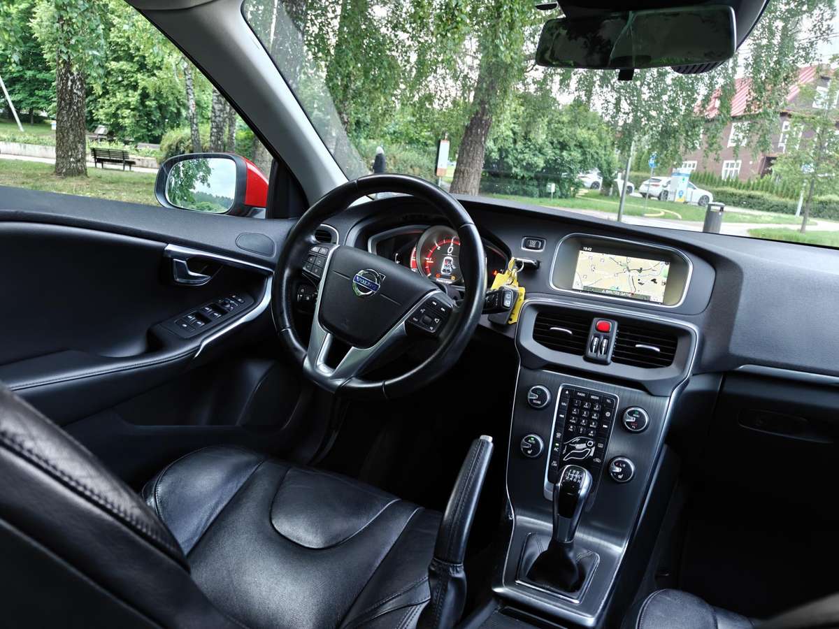 Volvo V40, 2.0 l., hatchback