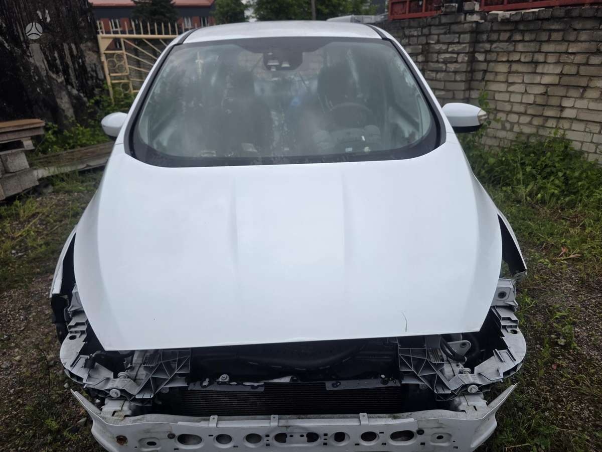 Ford C-MAX dalimis. Dalimis priekiniu sparnu nera ir durų priekiniu keleiv