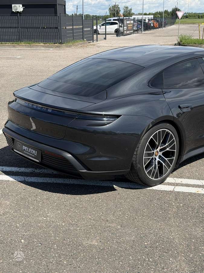 Porsche Taycan - 8