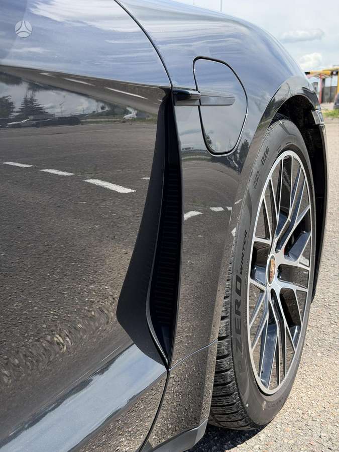 Porsche Taycan - 11