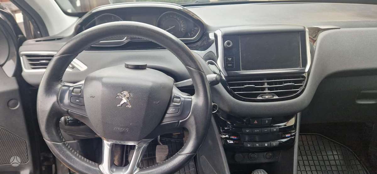 Peugeot 208 - 5