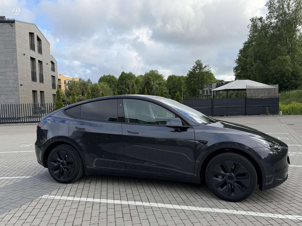 Tesla Model Y, 82 kWh, hatchback