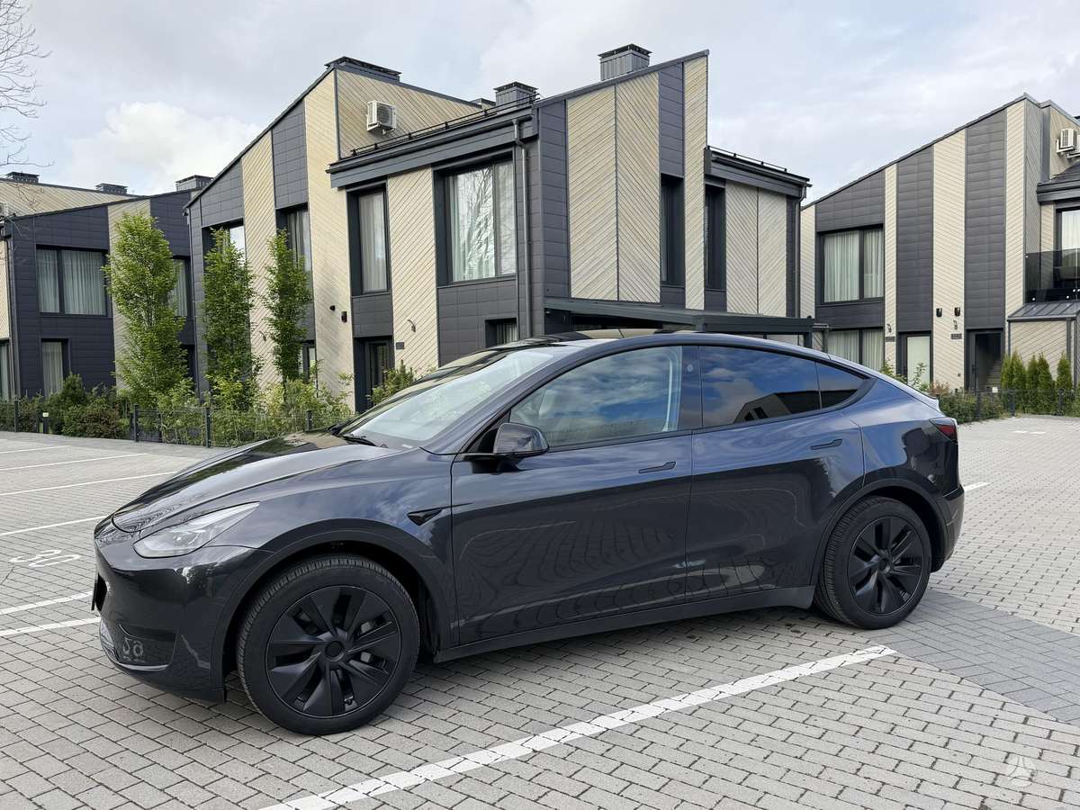 Tesla Model Y, 82 kWh, hatchback