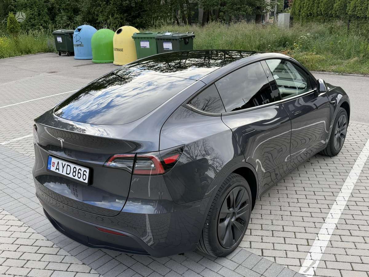 Tesla Model Y, 82 kWh, hatchback