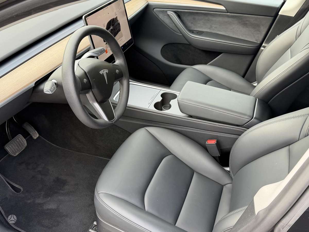Tesla Model Y, 82 kWh, hatchback
