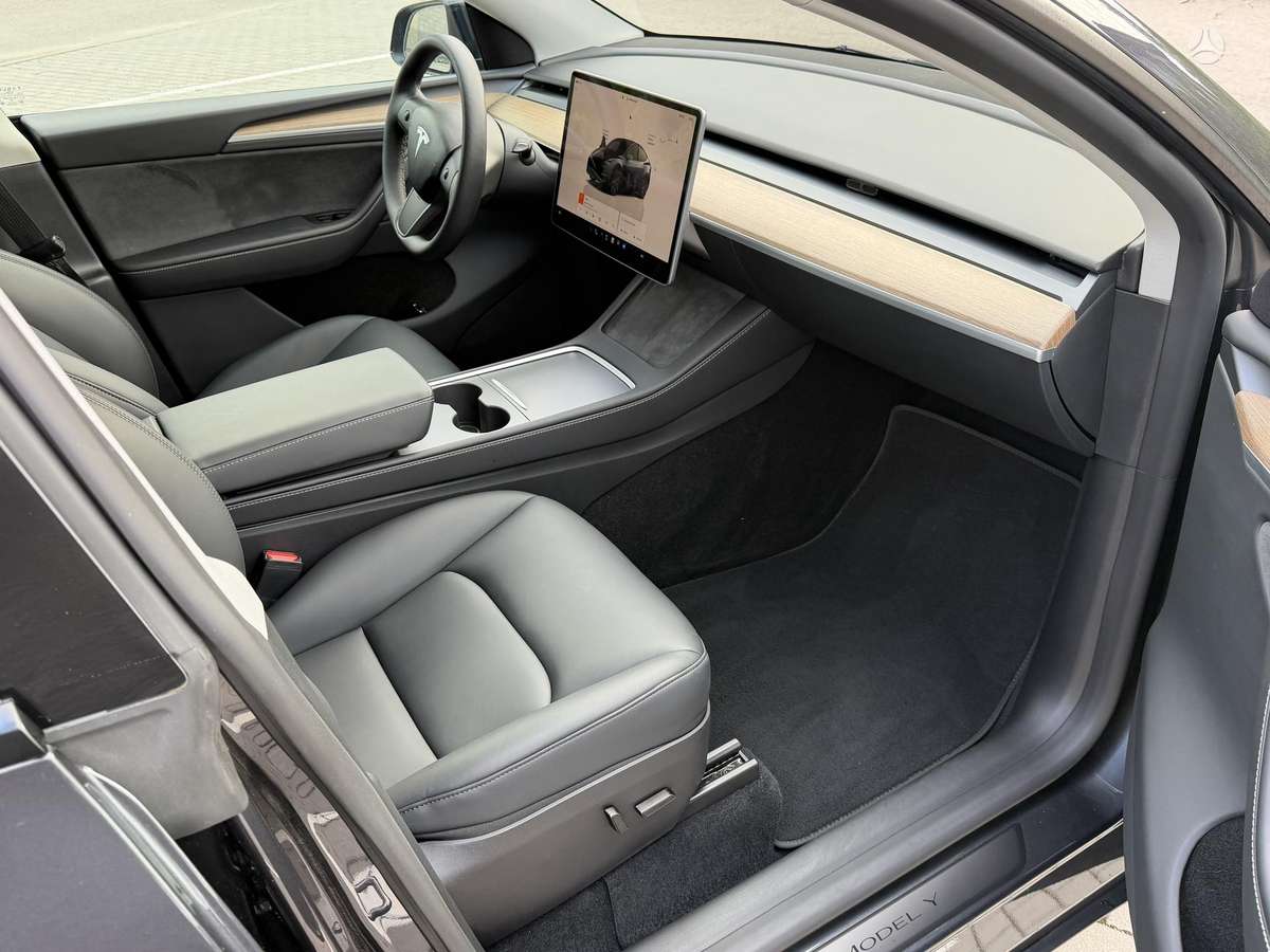 Tesla Model Y, 82 kWh, hatchback