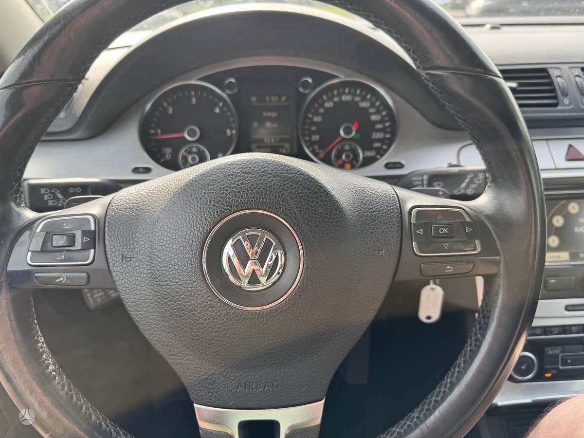 Volkswagen Passat - 12