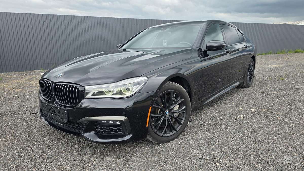 BMW 750, 4.4 l., Седан