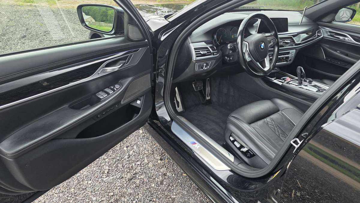 BMW 750, 4.4 l., Седан