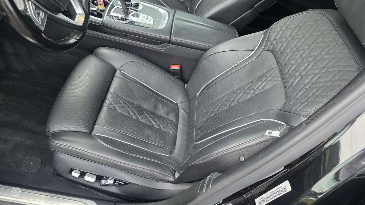 BMW 750, 4.4 l., Седан