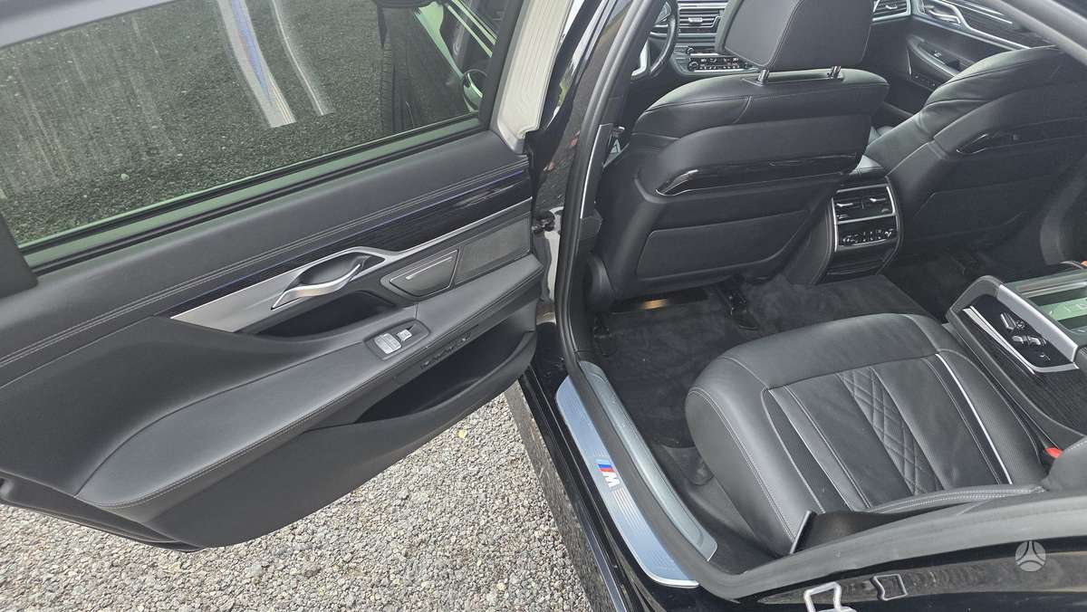 BMW 750, 4.4 l., Седан