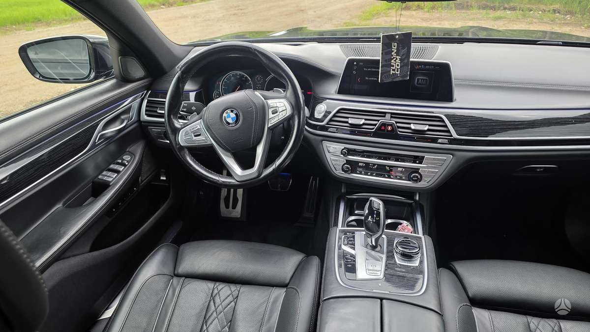 BMW 750, 4.4 l., Седан