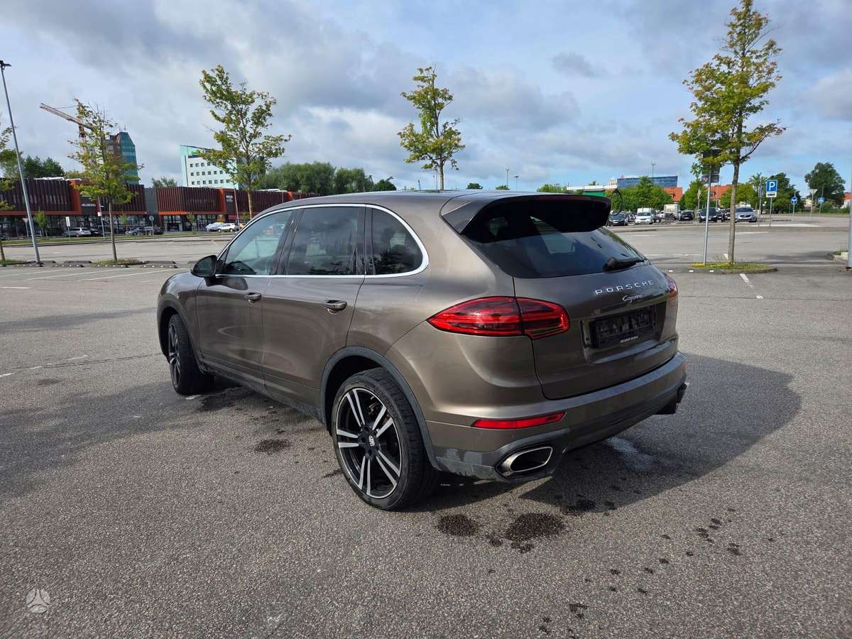Porsche Cayenne - 2