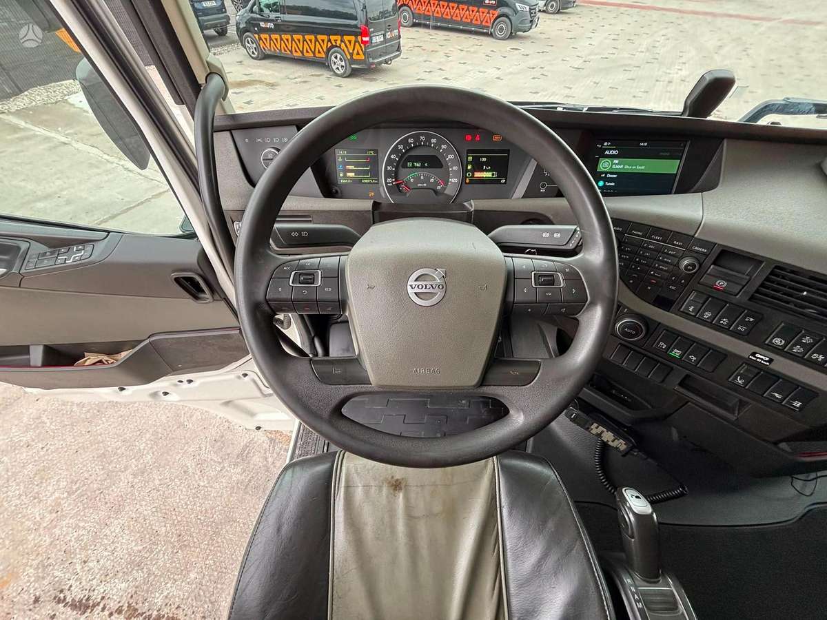 Volvo FH 500 6x2, single sleeper