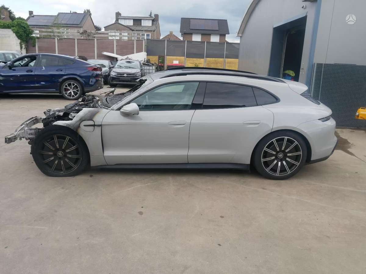 Porsche Taycan - 7