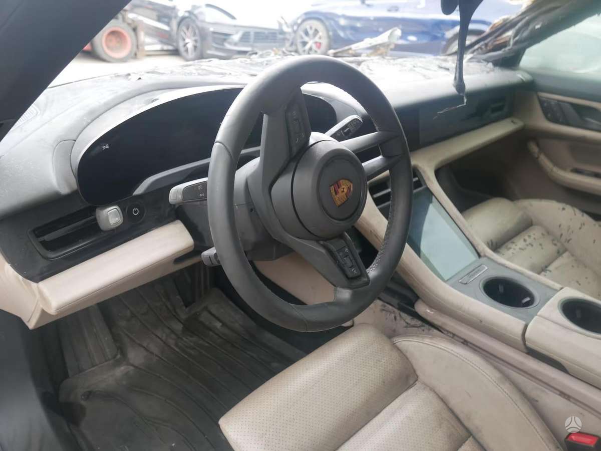 Porsche Taycan - 8