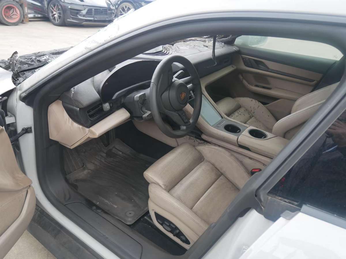 Porsche Taycan - 10