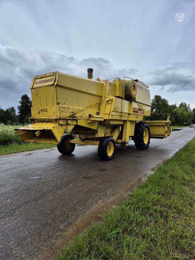 New Holland 8050, combine harvesters