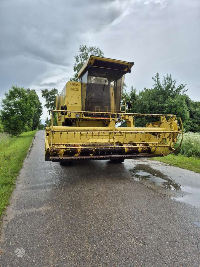 New Holland 8050, combine harvesters