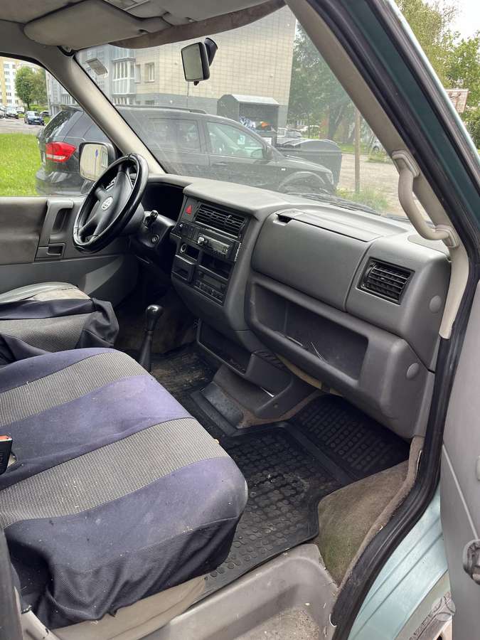 Volkswagen Caravelle - 10