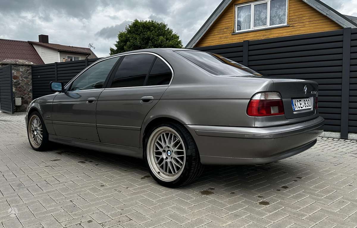 BMW 530, saloon / sedan