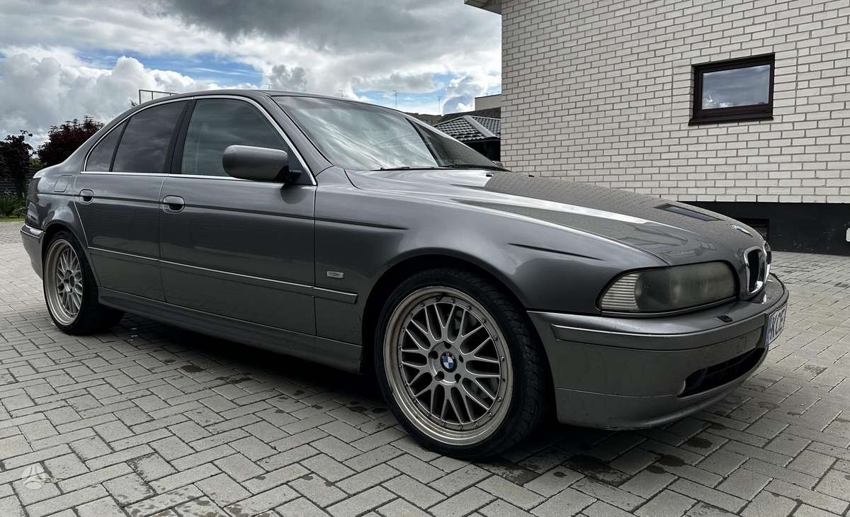 BMW 530, Седан