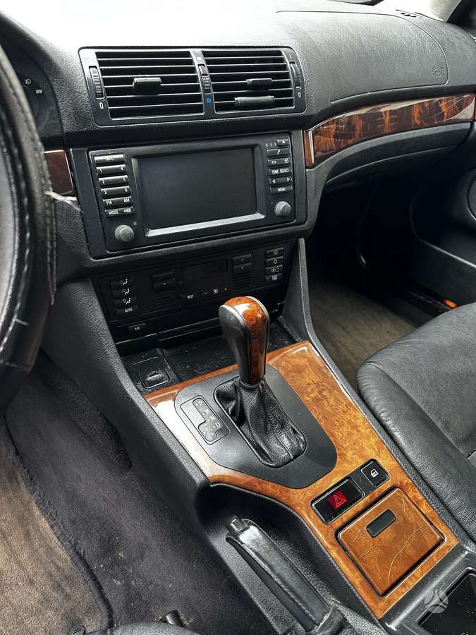 BMW 530, saloon / sedan
