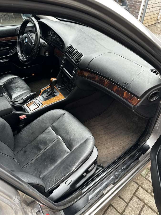 BMW 530, saloon / sedan