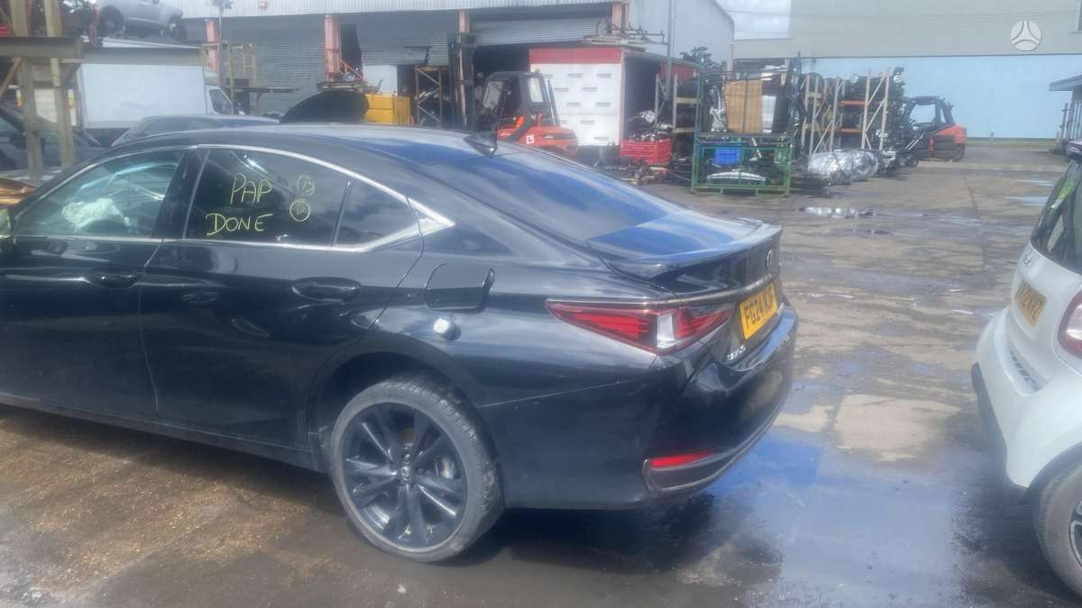 Lexus ES 300h dalimis. Dalimis