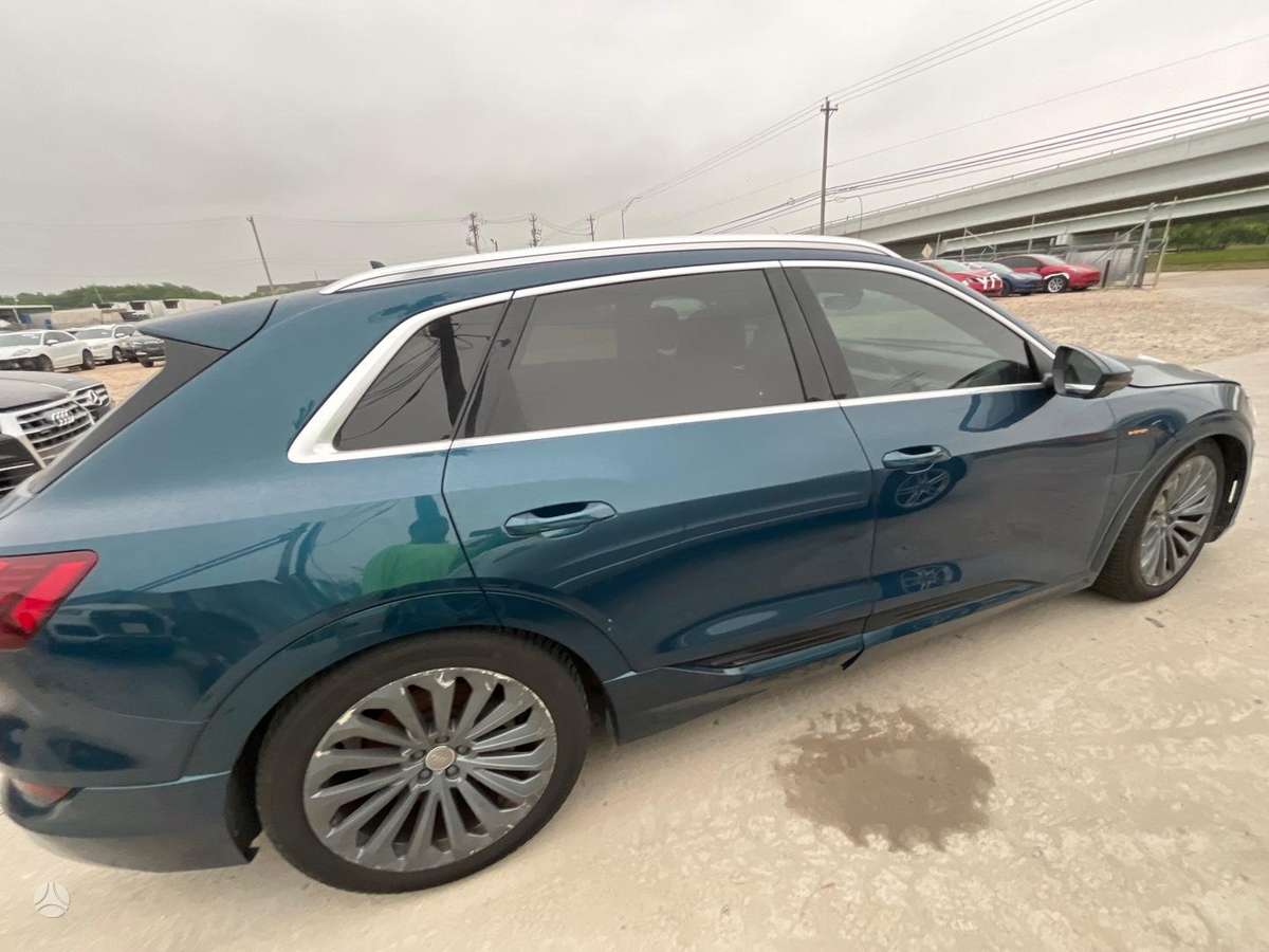 Audi e-tron, 95 kWh, off-road / crossover