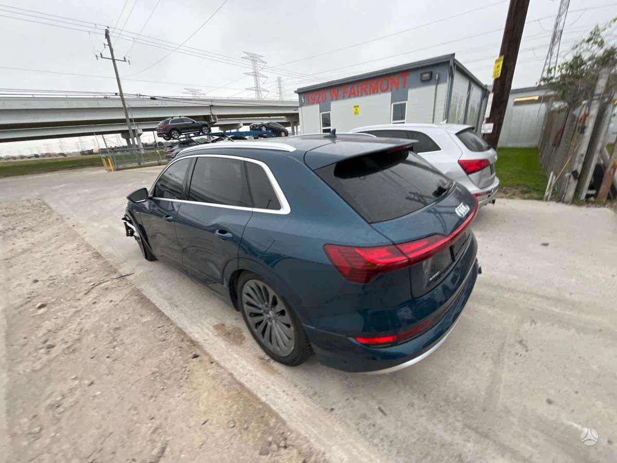 Audi e-tron, 95 kWh, off-road / crossover