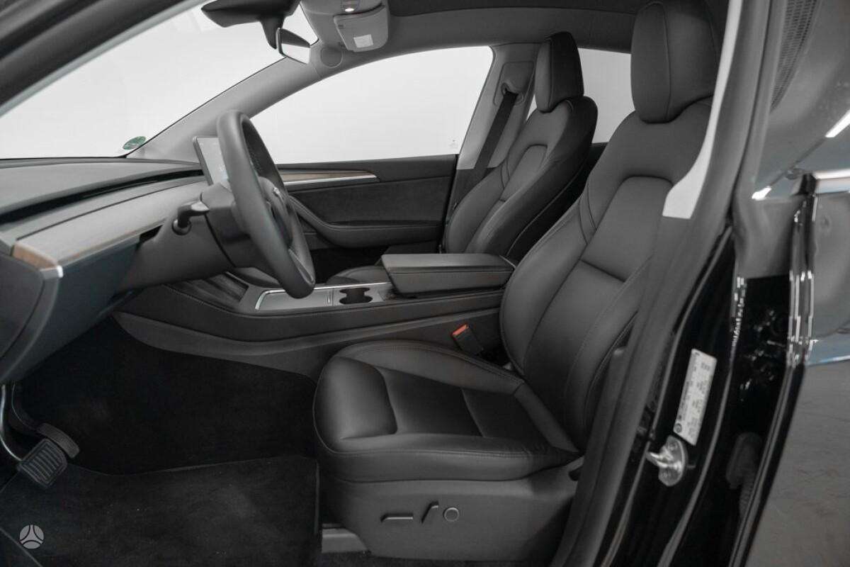 Tesla Model Y, hatchback