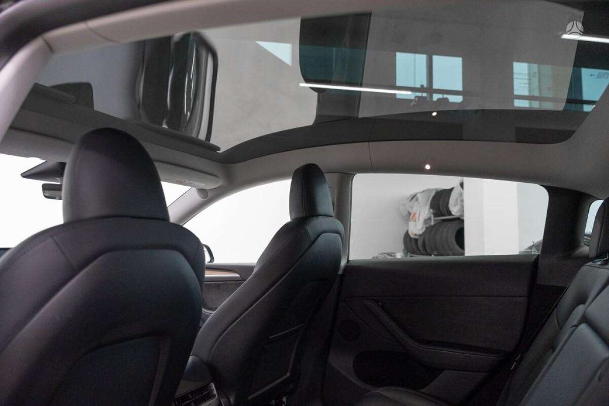 Tesla Model Y, hatchback