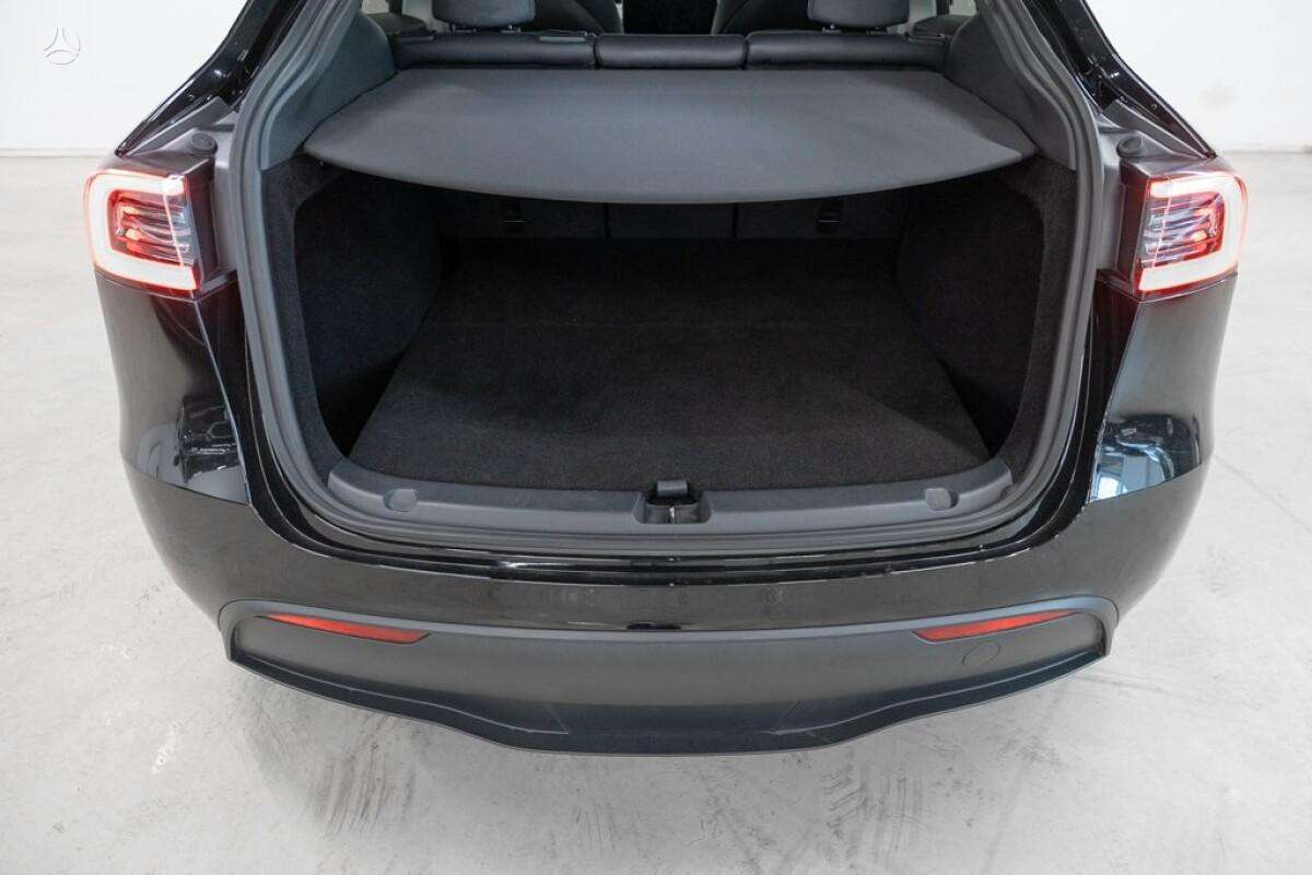 Tesla Model Y, hatchback