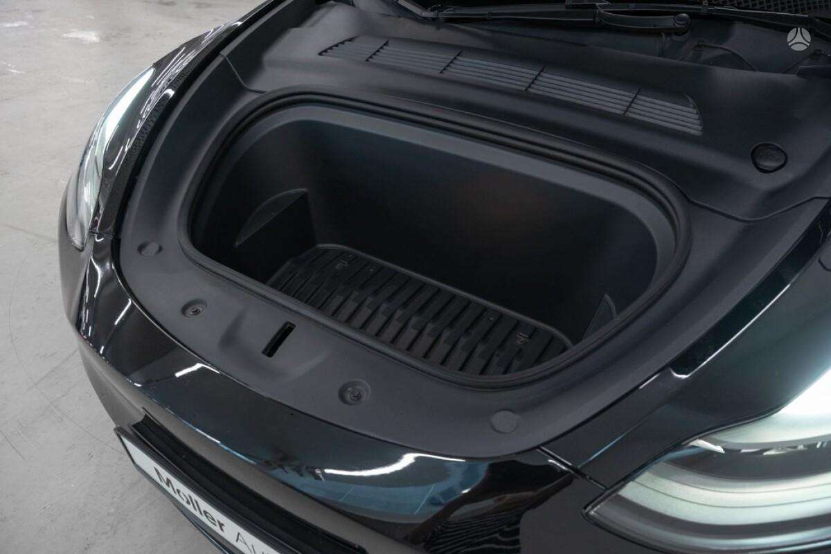 Tesla Model Y, hatchback