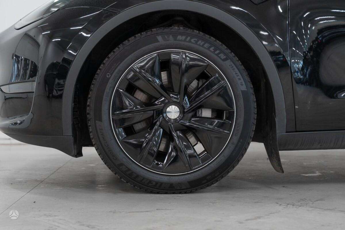 Tesla Model Y, hatchback