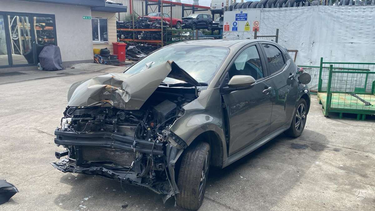 Toyota Yaris по частям