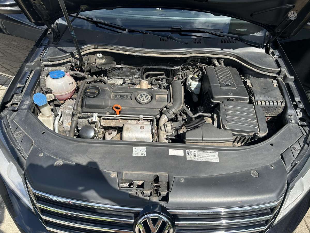 Volkswagen Passat - 1
