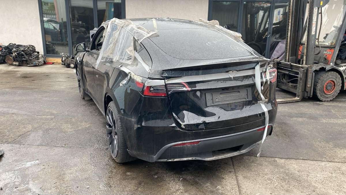 Tesla Model Y по частям