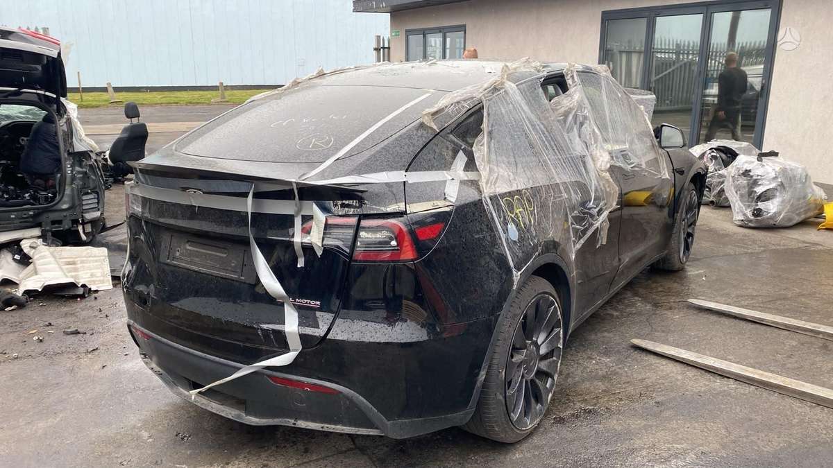 Tesla Model Y dalimis