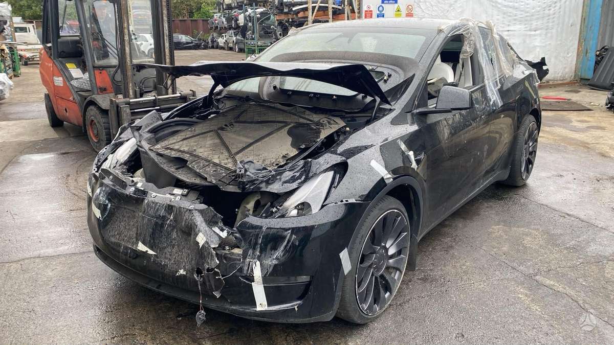 Tesla Model Y по частям