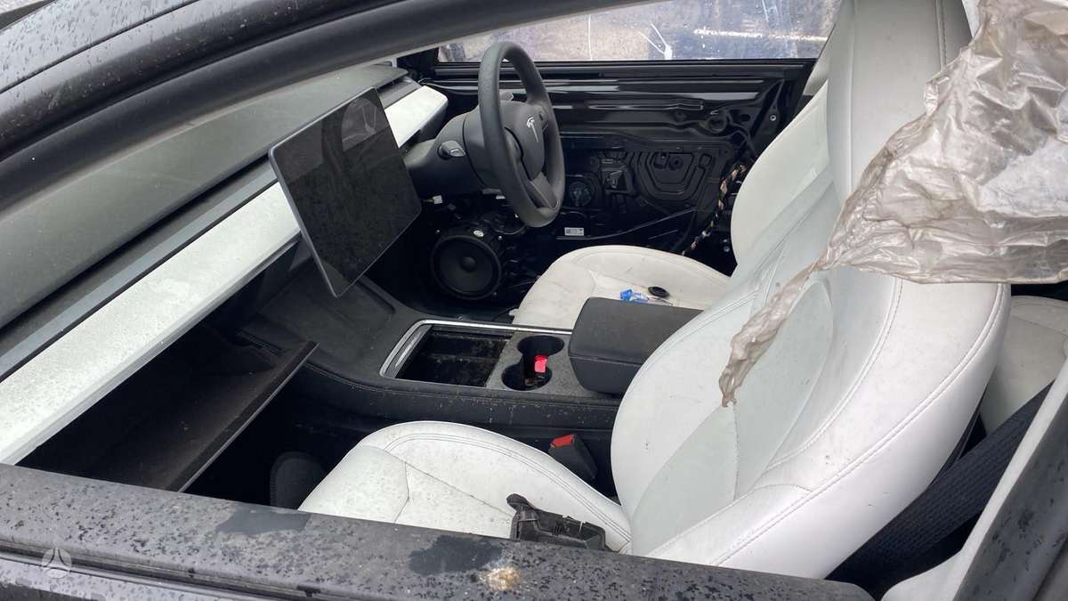 Tesla Model Y rezerves daļās