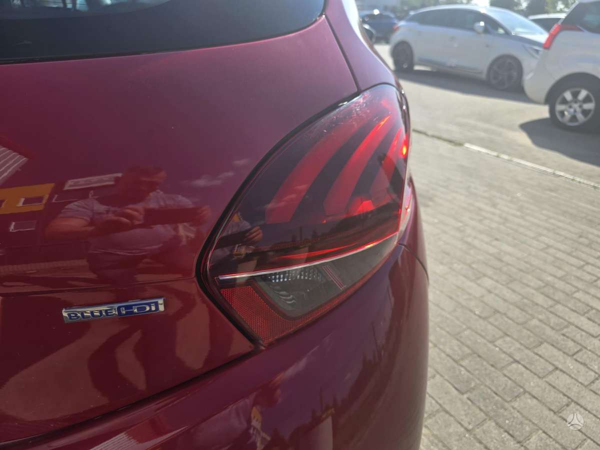 Peugeot 208, 1.2 l., hatchback