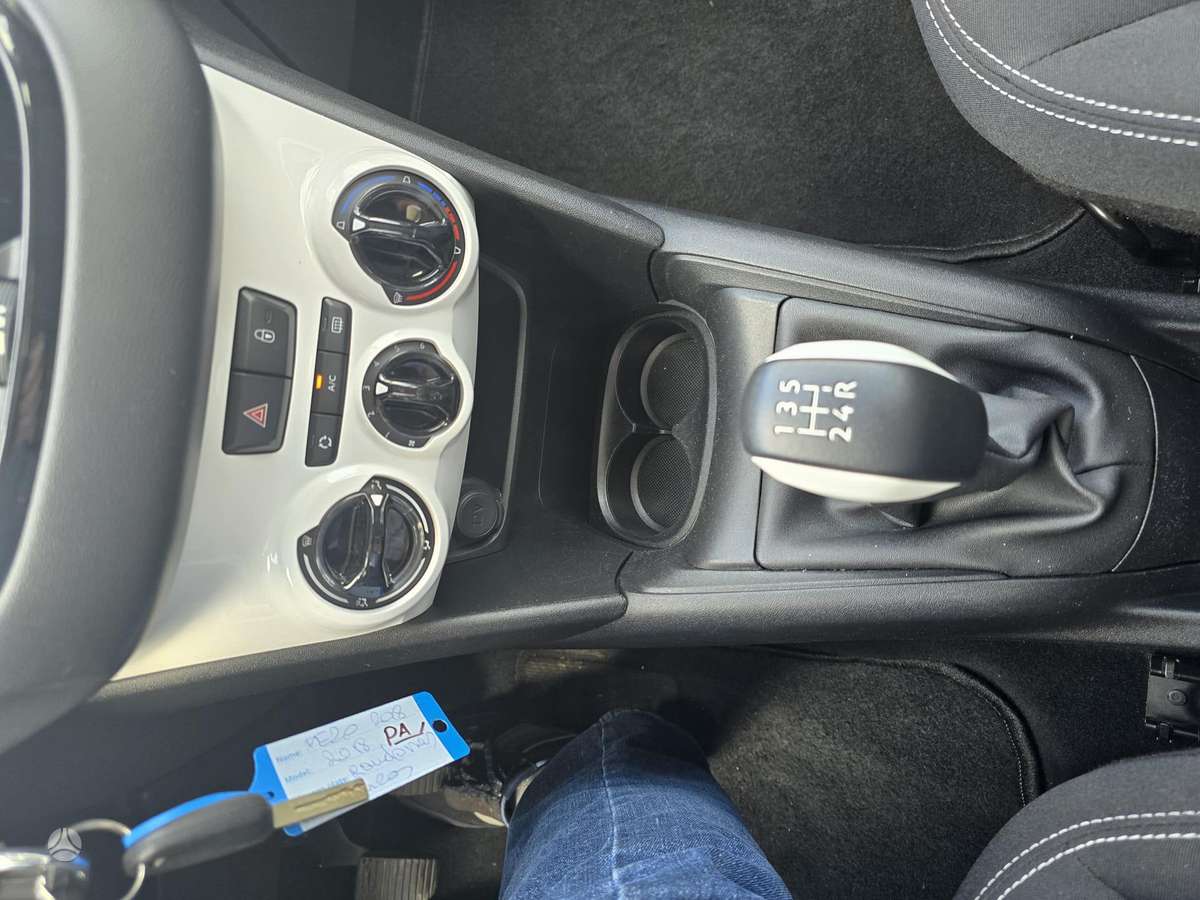 Peugeot 208, 1.2 l., hatchback