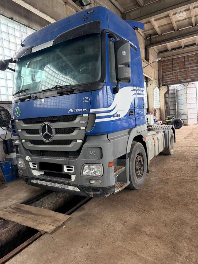 Mercedes-Benz Actros 1944, double sleeper
