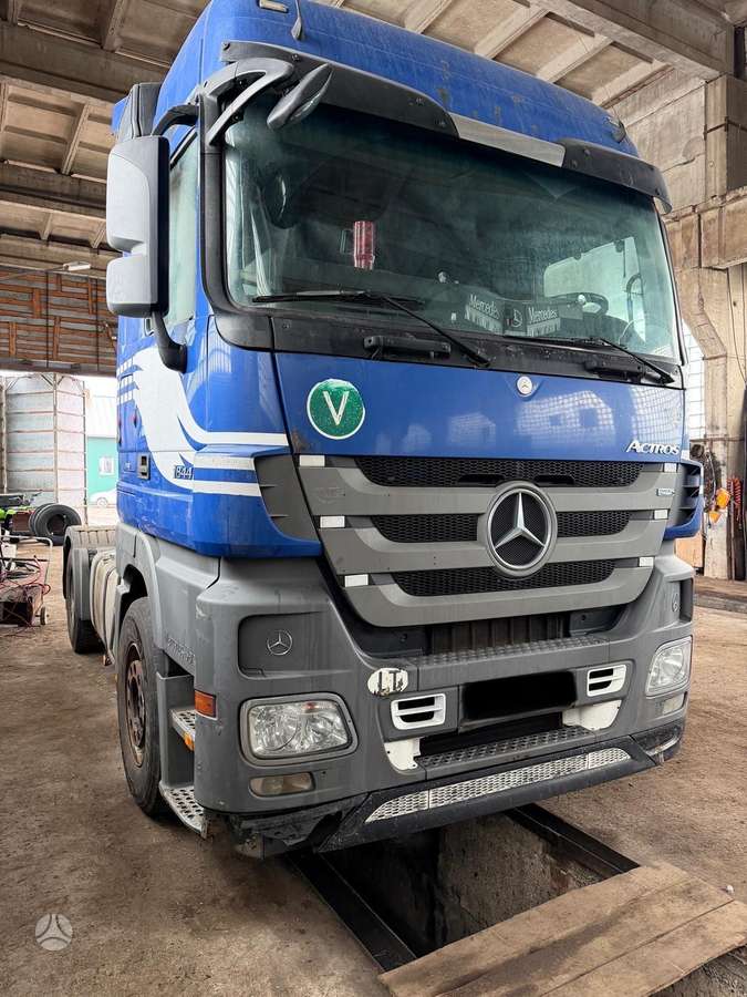 Mercedes-Benz Actros 1944, double sleeper