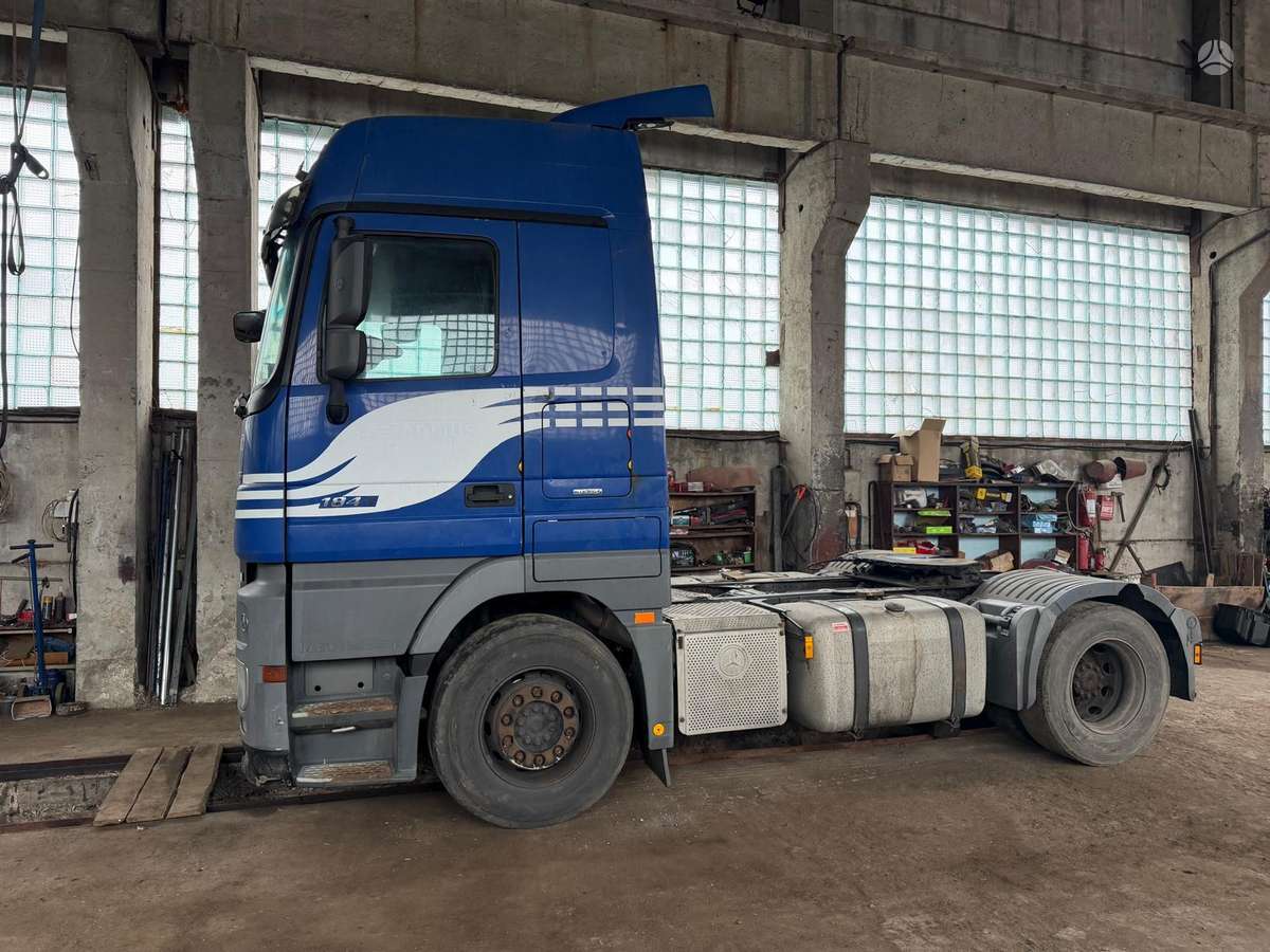 Mercedes-Benz Actros 1944, double sleeper