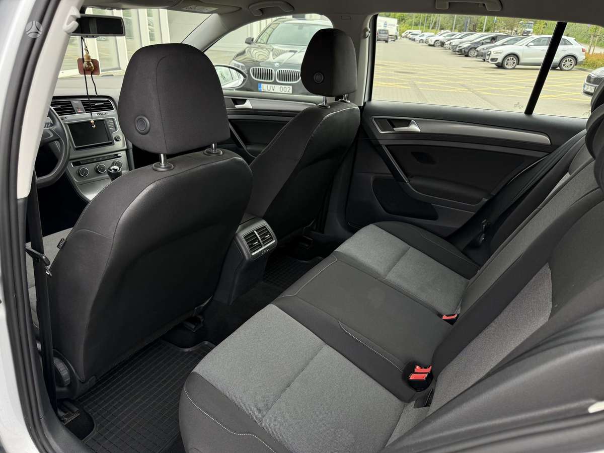 Volkswagen Golf - 8