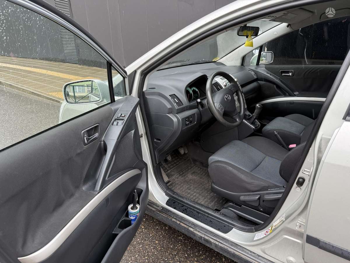 Toyota Corolla Verso - 2