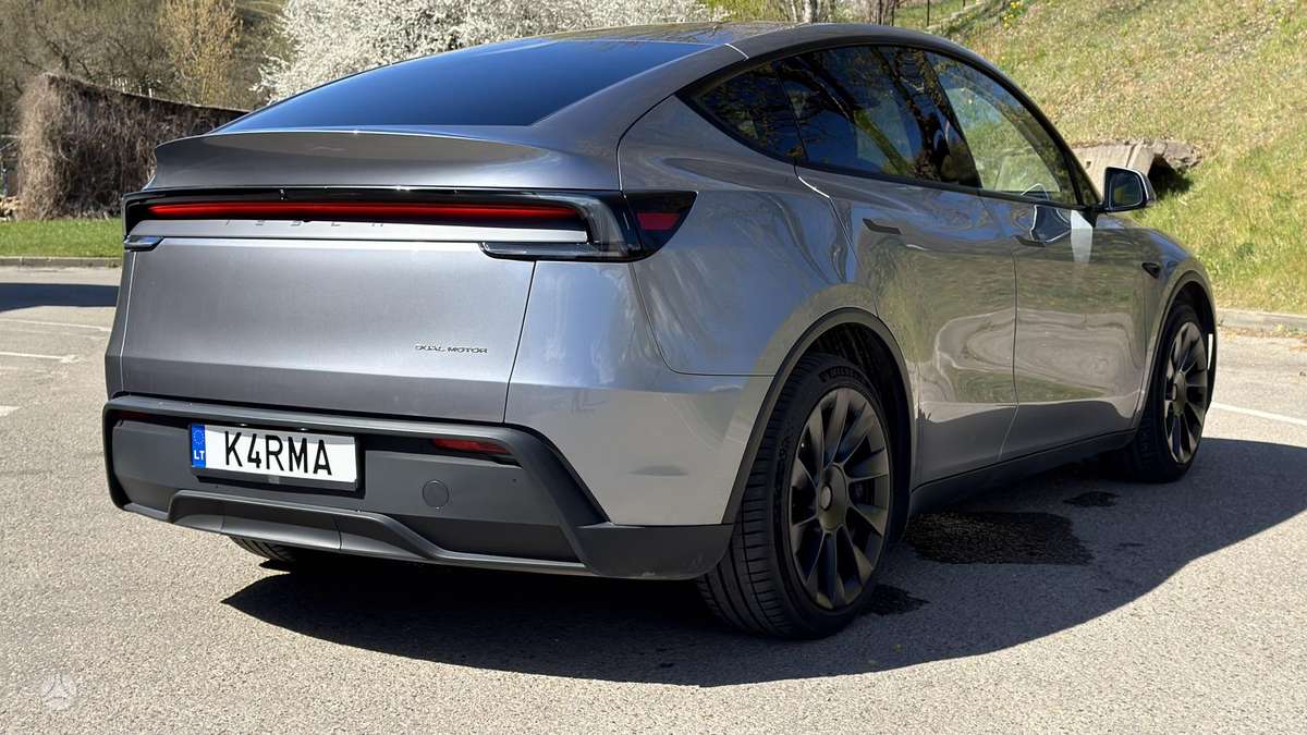 Tesla Model Y, 82 kWh, hatchback